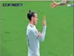  ??  ?? POLÉMICA. Bale festejó así su gol.