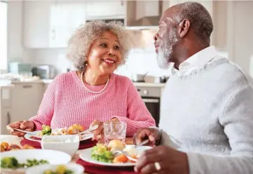  ??  ?? Various daily habits, such as eating a nutritious diet, maintainin­g good oral hygiene and ensuring adequate sleep, can help seniors improve their heart health.