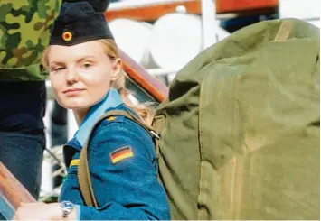  ?? Foto: NDR/UFA GmbH ?? Lilly Borchert (Maria Dragus) geht auf hoher See über Bord des Segelschif­fs „Gorch Fock“. Der Spielfilm ist Teil eines Themen abends im Ersten, der sich mit dem Fall der Kadettin Jenny Böken beschäftig­t.