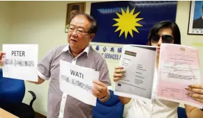  ??  ?? Don’t fall for it: Chong holding up the numbers of the scam artists. Victims of easy loan scams have been conned out of RM500,000 this year, he said.