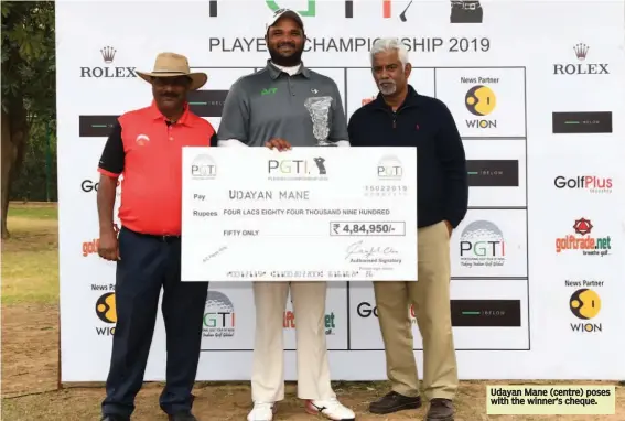  ??  ?? Udayan Mane ( centre) poses with the winner’s cheque.