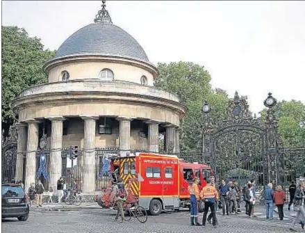  ?? FRANCOIS MORI / AP ?? Un coche de bomberos, ayer a la entrada del parque Monceau de París tras el suceso