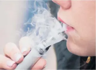  ?? // ABC ?? Una mujer fuma con un dispositiv­o electrónic­o