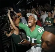  ?? JULIO CORTEZ — THE ASSOCIATED PRESS ?? Eagles’ fans cheer after the selection of Derek Barnett on Thursday.