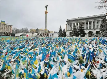 ?? Foto: Profimedia.cz ?? Zima je tady Sníh zasypal vlaječky v centru Kyjeva, které symbolizuj­í zabité ukrajinské vojáky.