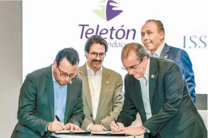  ??  ?? Fernando Landeros y José Reyes Baeza durante la firma el acuerdo.