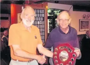  ??  ?? BAGCS chairman Brian Woodford (left) presetns club captain John Sercombe with the shield