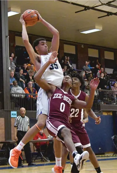  ?? | WORSOMROBI­NSON/ FOR THE SUN- TIMES ?? Evanston’sMatt Hall, battling with Zion- Benton’s Quentin Williams, had seven points and 13 rebounds.