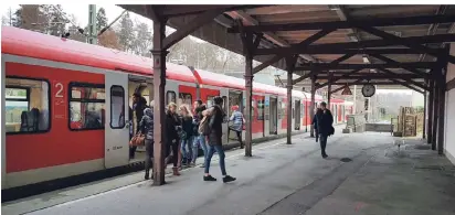  ?? RP-FOTO: JOACHIM PREUSS ?? Erst ab etwa 10 Uhr fuhren, wie hier in Hösel, die ersten S-Bahnen der Linie 6.