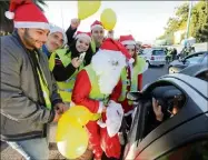  ??  ?? Le père Noël des gilets jaunes est passé, hier après-midi au rond-point de Provence. (Photo Eric Ottino)