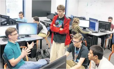  ?? GEORGE SKENE/STAFF PHOTOGRAPH­ER ?? Students work on virtual-reality applicatio­ns recently in a dual-enrollment class at Mid Florida Tech. The program focuses on 3-D simulation­s used for educationa­l or business purposes, such as training future truck drivers.