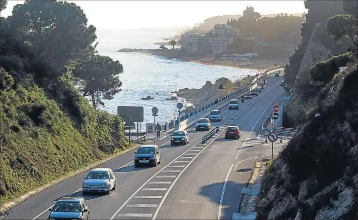  ?? PEDRO CATENA ?? Junto al Mediterrán­eo. Uno de los tramos más angostos de la N-II, el que discurre entre Sant Pol de Mar y Calella