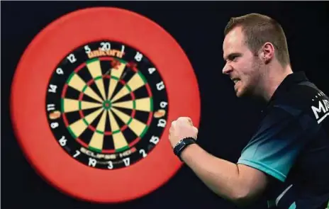  ??  ?? Max Hopp jubelt bei der Darts-em Ende Oktober in Dortmund. Hopp ist der beste deutsche Darts-profi und nimmt auch an der Weltmeiste­rschaft ab Donnerstag in London teil. In der Weltrangli­ste steht er derzeit auf Platz 32. FOTOS (2): INA FASSBENDER, DPA