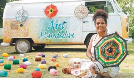  ?? FOTOS DE DIVULGAÇÃO ?? A bordo de uma Kombi, Fernanda Dias percorre cidades com suas representa­ções geométrica­s das mandalas para levar paz e positivida­de