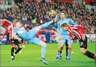  ?? (AP) ?? Manchester City’s Kevin De Bruyne attempts an overhead kick during the English Premier League soccer match between Brentford and Manchester City at the Brentford Community Stadium in London, on Dec. 29.