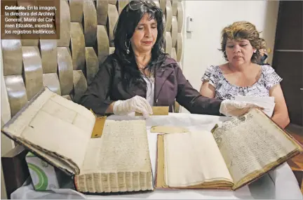  ?? ÁNGELO CHAMBA / EXPRESO ?? Cuidado. En la imagen, la directora del Archivo General, María del Carmen Elizalde, muestra los registros históricos.