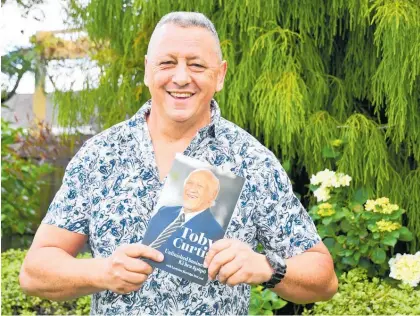  ?? Photo / Laura Smith ?? Piripi Curtis holds his late father Te Arawa rangatira Sir/taa Toby Curtis’s memoir.