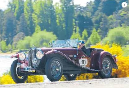  ??  ?? El podio. Ganó un AC 16/80 de 1938, conducido por el binomio Daniel Erejomovic­h - Gustavo Llanos.2°: Delage M6 (Alejandro López,- Gabriel Gourovich). 3°: Fiat 520 Bacquet (Lucas Argüelles -Agustín Martínez).