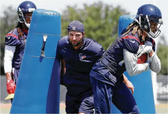  ?? Tim Warner ?? Wes Welker, center, is getting his feet wet this summer as an offensive and special-teams assistant coach for the Texans. Here he keeps an eye on the receivers.