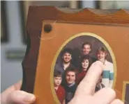  ?? STAFF PHOTO BY ERIN O. SMITH ?? Tina Simmons Honeycutt points out her brother, Jeffery Simmons, in an old family photo in Fort Oglethorpe, Ga.