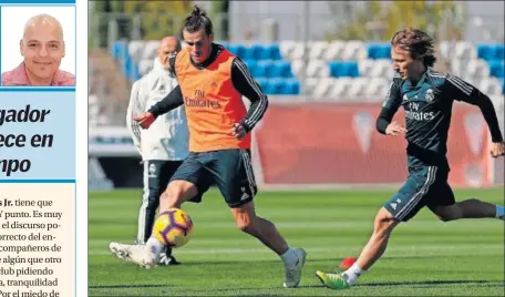  ??  ?? AYER EN VALDEBEBAS. Bale pasa un balón ante la presión de Modric. Ninguno de los dos viajó a Melilla.