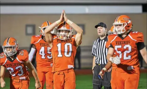  ?? SAM STEWART - DIGITAL FIRST MEDIA ?? Perkiomen Valley’s Brian Fehr (10) signals for a safety in the Vikings’ favor Friday against Pottsgrove in the PAC championsh­ip game.