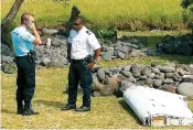  ??  ?? Le débris a été trouvé sur une plage de l’île française de la Réunion.