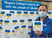  ?? JONATHAN BELGRAVE NIAGARA COLLEGE ?? Niagara College director of internatio­nal Gary Torraville with notes of support for the people of Ukraine.