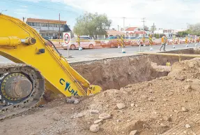  ?? ?? l Por las obras de introducci­ón de la nueva tubería del sistema del drenaje se formó un caos vial en Colosio y Solidarida­d.