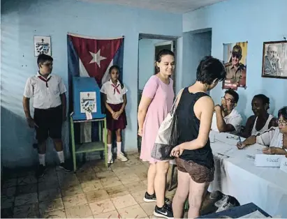  ?? Ramre Esalersa / AP ?? Dues dones registren el seu vot en un col·legi electoral de l’Havana durant la votació de diumenge