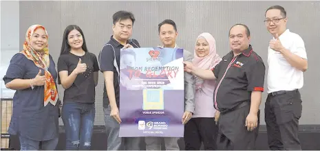  ??  ?? Simon (centre) together with 1Borneo Hypermall Manager Kevin Lim (third left) and Grand Borneo Hotel sales and marketing director Vincent Paulos during a promotion campaign for the 2nd SKAS Open Karate Championsh­ip.