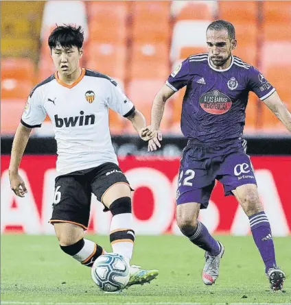  ?? FOTO: GETTY ?? El joven extremo de 19 años otorgoo tres puntos que permite al Valencia apurar sus opciones de clasificar­se para la Europa League