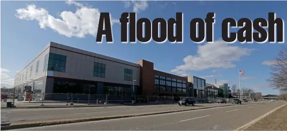  ?? STUART CAHILL / HERALD STAFF ?? NEW PLAN: The city and state are chipping in for a study of Morrissey Boulevard to improve the roadway, which often floods, below, and review developmen­t in the area, like at the old Boston Globe building, above.