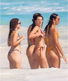  ??  ?? Captan a Dua Lipa de vacaciones en Tulum pese a pandemia; desata polémica en redes