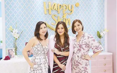  ??  ?? KC Concepcion with Happy Skin's Jacqe Gutierrez (left) and Rissa Trillo: "I’m proud to put my name on a brand I love because Happy Skin goes the extra mile of giving Filipinas a quality product."