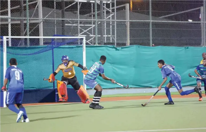  ?? — Mohammed Mahjoub ?? Ahli Sidab and Nizwa players in action at Sultan Qaboos Sports Complex.