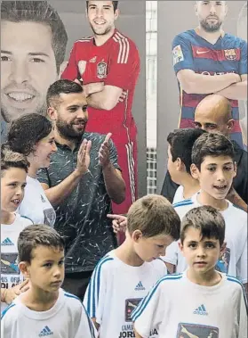  ?? FOTO: PERE PUNTÍ ?? Alba, con su hermano David y con los niños de su campus de fútbol