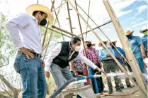  ??  ?? El alcalde José María Morales hizo entrega de la bomba solar, que se puso en funcionami­ento.