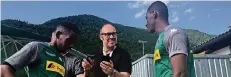  ?? FOTO: DIRK PÄFFGEN ?? Gespräch am Tegernsee: „Dolmetsche­r“Ibo Traoré, RP-Redakteur Karsten Kellermann und Mamadou Doucouré (von links).