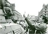  ??  ?? Las imágenes de las personas en foto, y los nombres de los detenidos o asesinados dan cuenta de la verdad histórica del 68.