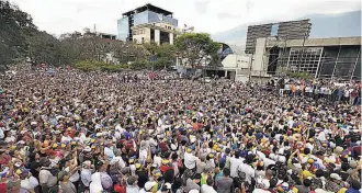  ??  ?? EN CARACAS. CIENTOS DE SIMPATIZAN­TES ESCUCHARON EL DISCURSO DE GUAIDÓ.