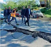  ?? ?? Allagament­i A sinistra un addetto della Cooperativ­a agricola braccianti Massari, in alto l’asfalto crepato nel Modenese, a destra le campagne allagate