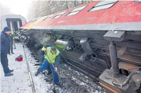  ?? / Foto: Rasto Božič/STA ?? Prejšnji teden se je na progi Metlika–Ljubljana v občini Novo mesto zaradi podrtega drevja iztiril potniški vlak.