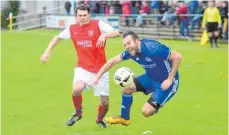  ?? FOTO: CHRISTIAN METZ ?? Der TSV Eschach (rechts Florian Locher gegen Heimenkirc­hs Stefan Hutterer) wartet noch auf den ersten Heimsieg.