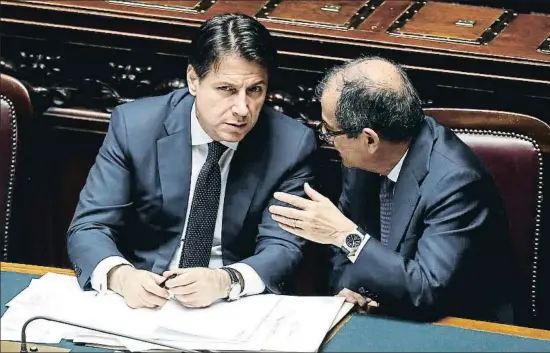  ?? RICCARDO ANTIMIANI / AP ?? El primer ministro italiano, Giuseppe Conte, habla con el ministro de Economía, Giovanni Tria