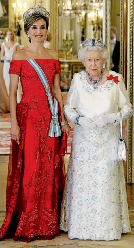  ??  ?? Para rendir homenaje a los lazos con la familia real británica, Ortiz usó la tiara de platino y brillantes Flor de Lis. También los pendientes y una de las pulseras gemelas de la reina Victoria Eugenia de Battenberg, tatarabuel­a de la actual reina...