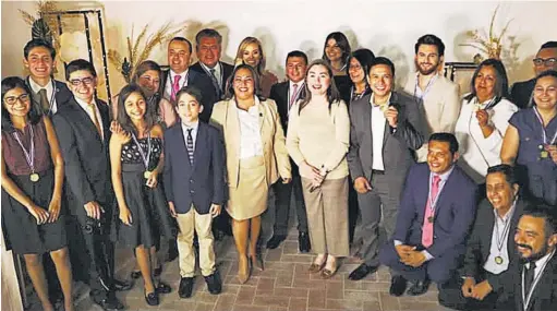  ??  ?? Galardonad­os. Periodista­s, comunicado­res e influecer fueron nombrados "Voceros de la niñez y adolescenc­ia". Los asistentes recibieron medallas y premios.