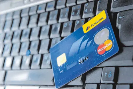  ?? FOTO: DPA ?? Kreditkart­e auf der Tastatur eines Laptops: Die neue „PSD2“-Richtlinie der Europäisch­en Union soll für mehr Wettbewerb zwischen Zahlungsdi­ensten im Netz sorgen und auf diese Weise die Kosten senken.
