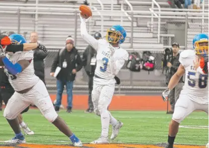  ?? FOR THE SUN-TIMES ?? The Simeon football team (above) is looking to make its second appearance in the state semifinals, while the basketball team has its sights on contending for the state title again.