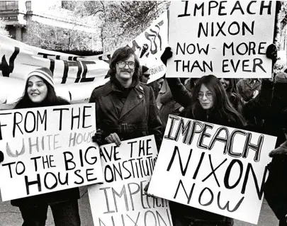  ??  ?? Manifestat­ion contre Richard Nixon au moment du scandale du Watergate